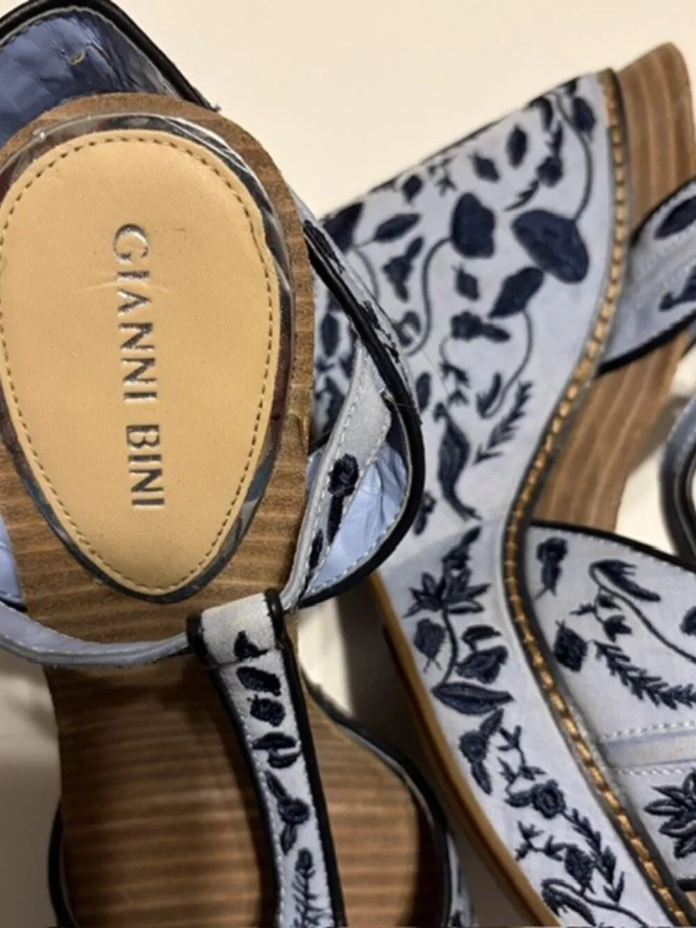 Gianni Bini Blue Print Size 7 Wedges